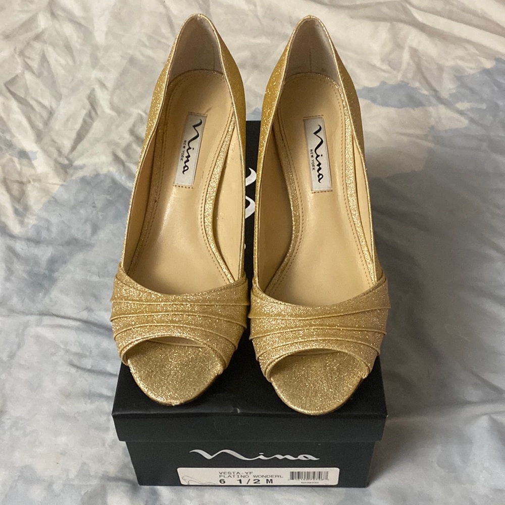 Nina Vesta Platino Wonderful Gold Peep Toe Heels 6.5